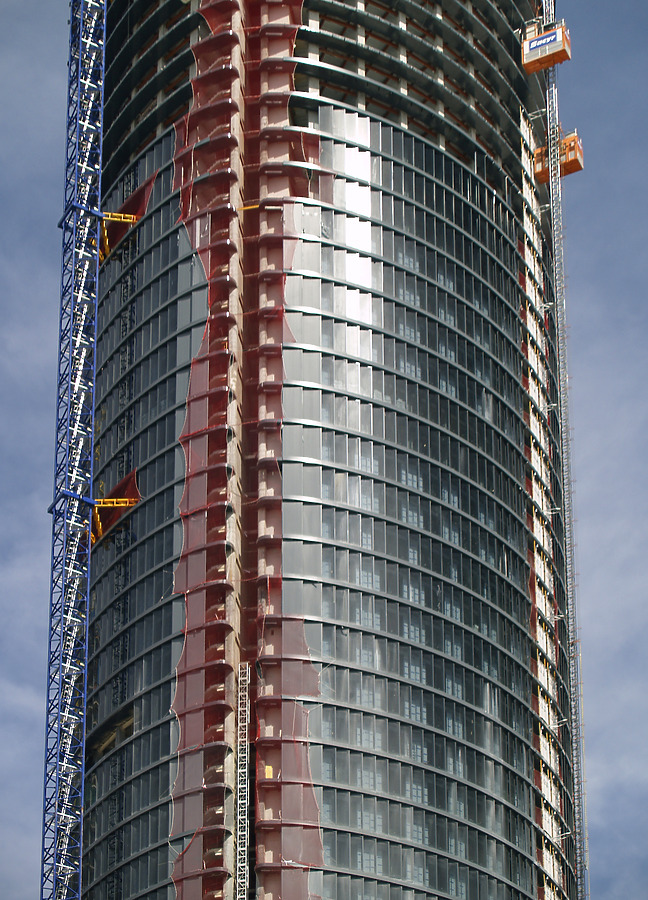 Torre Sacyr Vallehermoso by Cesar Serrano