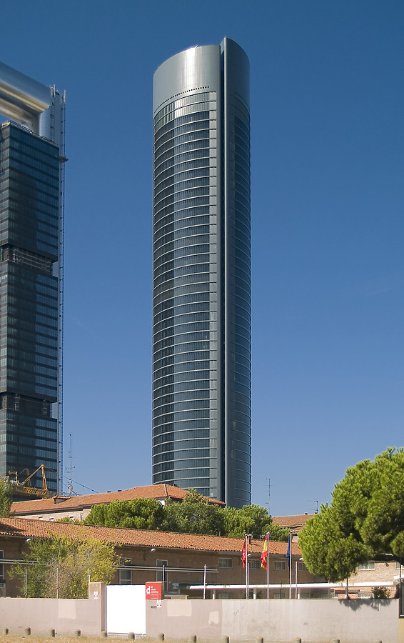 Torre Sacyr Vallehermoso by Cesar Serrano