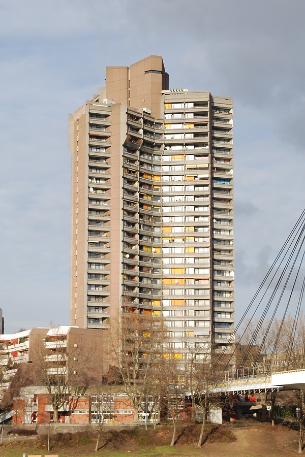 Neckarpromenade Wohnturm III by Huopa