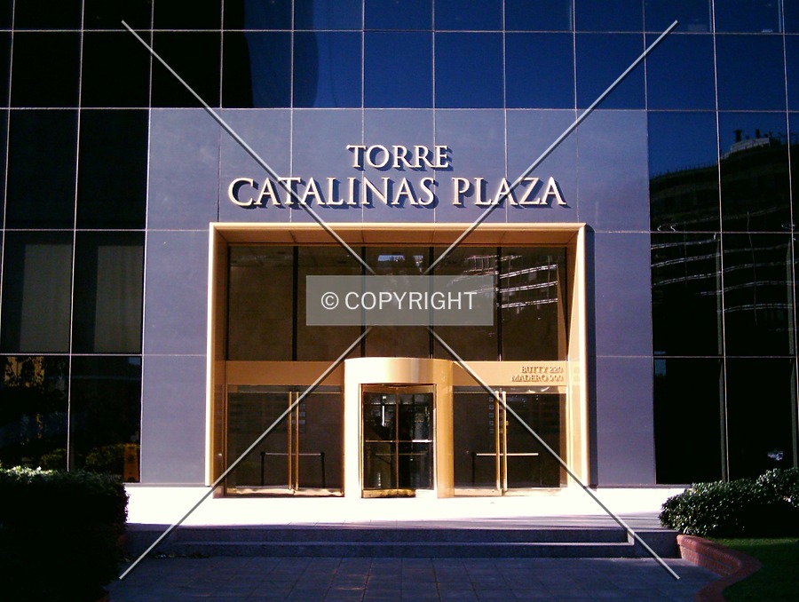 Catalinas Plaza by Maximiliano Buono