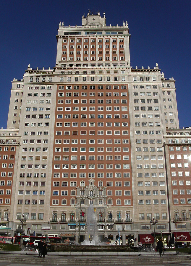 Edificio España by Cesar Serrano