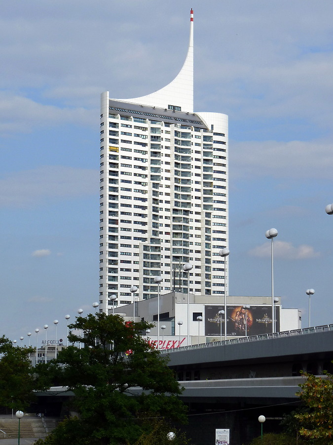 Hochhaus Neue Donau by Robin Spetz
