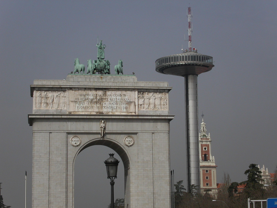 El Faro de Moncloa by Cesar Serrano