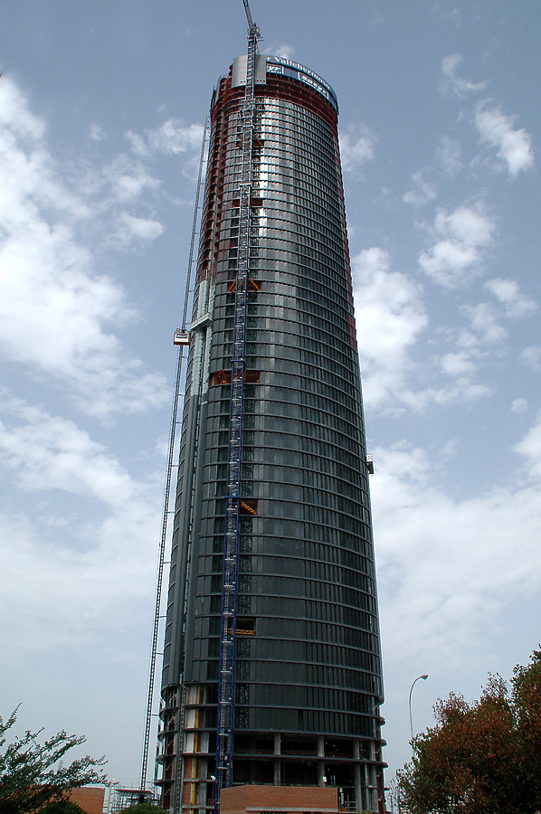 Torre Sacyr Vallehermoso by John Bek