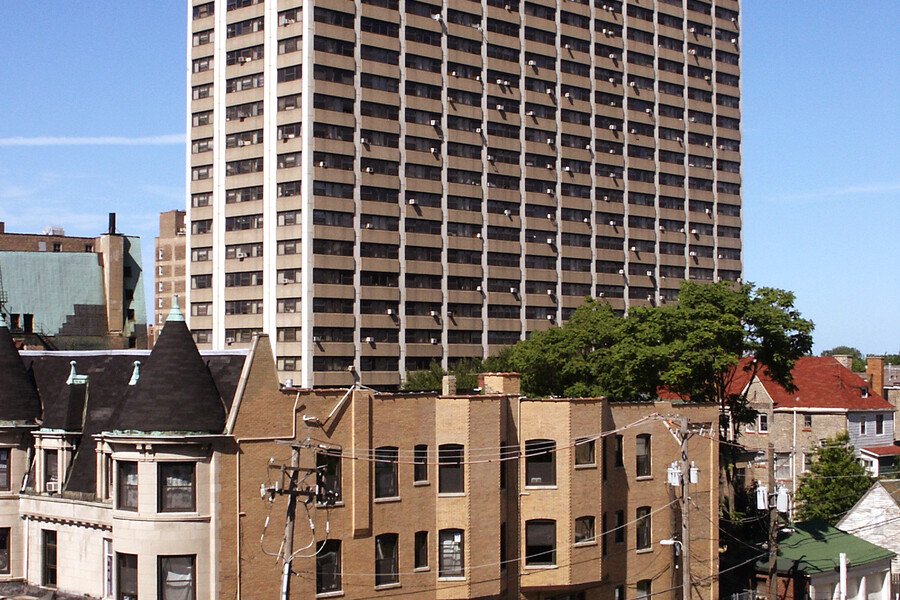 Lakeside Square Apartments