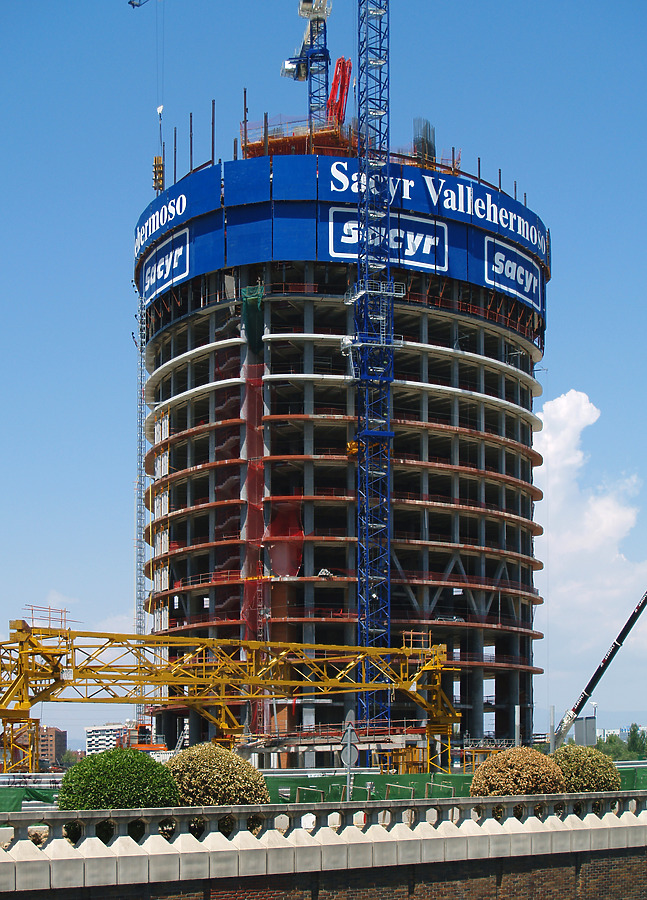 Torre Sacyr Vallehermoso by Cesar Serrano