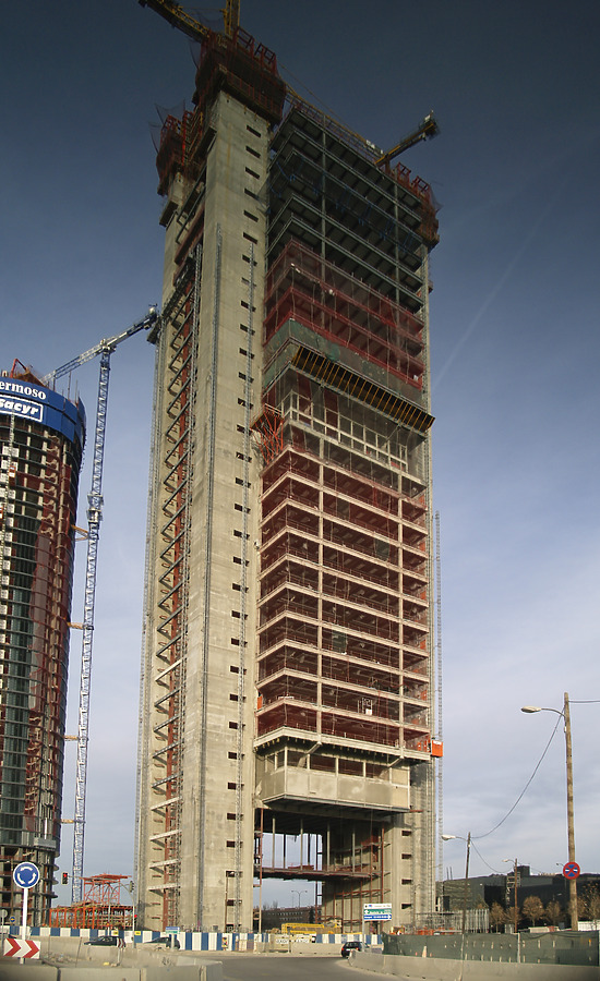 Torre Caja Madrid by Cesar Serrano