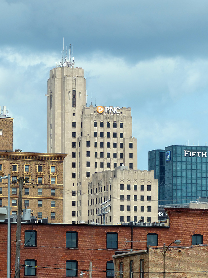PNC Bank Building by Nate Lindsey
