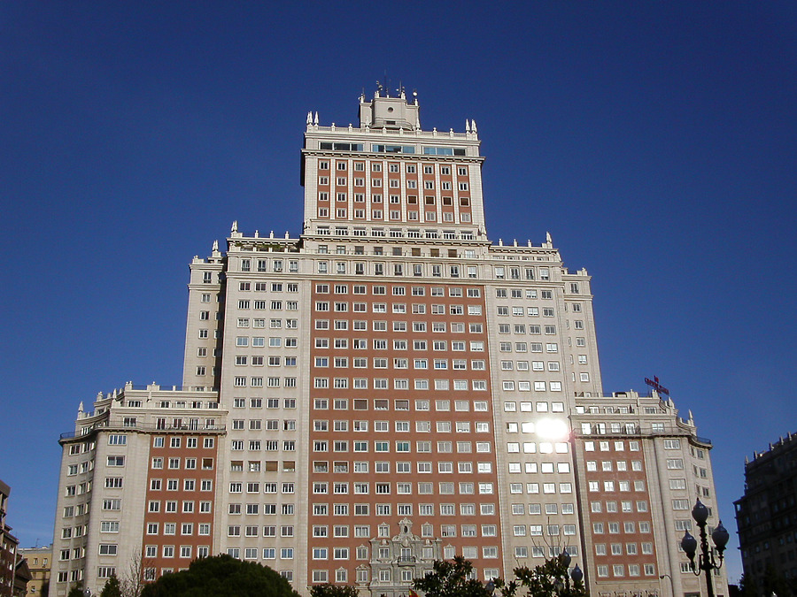 Edificio España by Cesar Serrano
