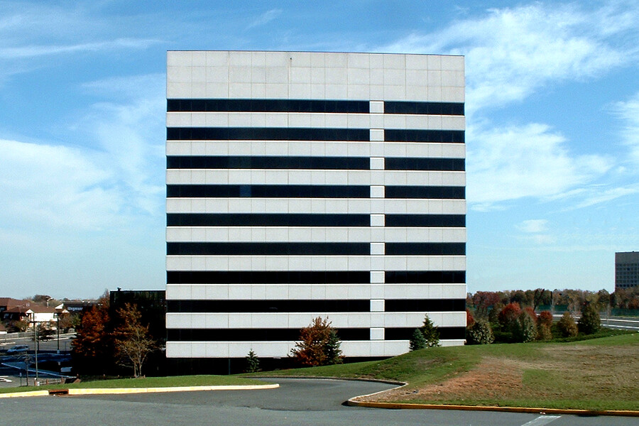 10 Woodbridge Center Drive