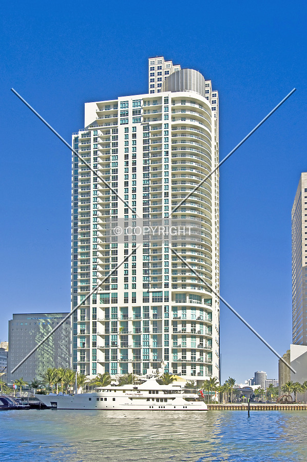 Met 1 by Jorge Molina