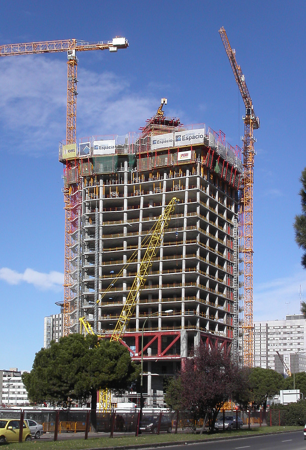 Torre Espacio by Cesar Serrano