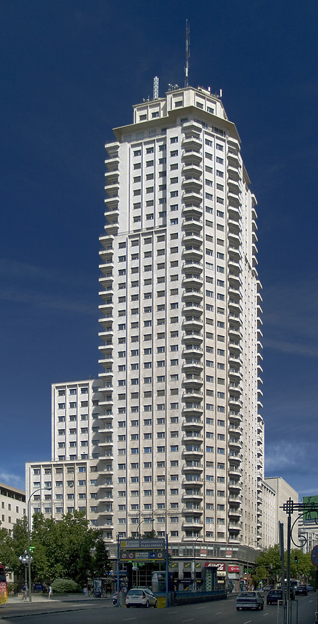 Torre de Madrid by Cesar Serrano