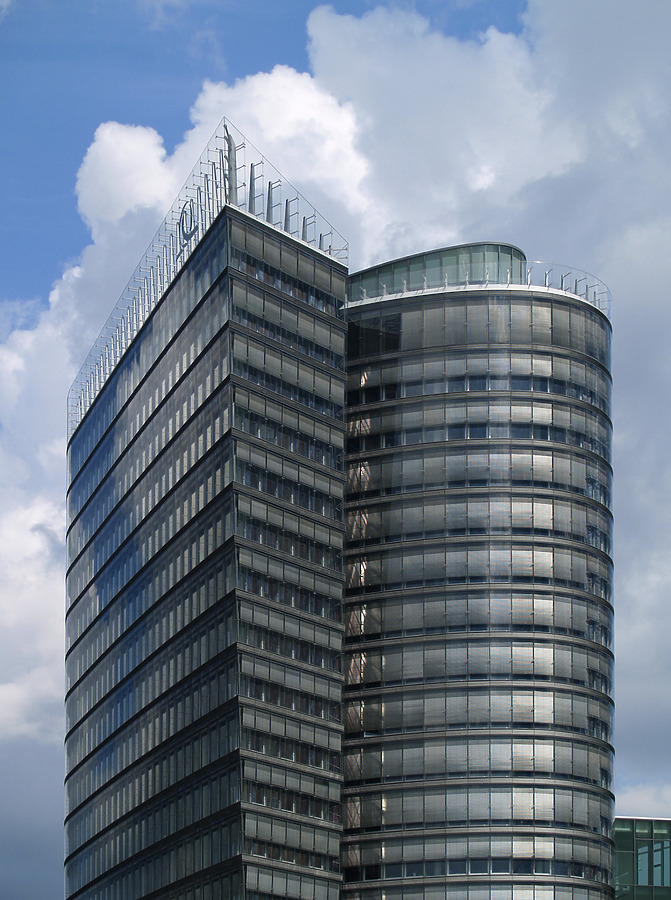 Uniqa Tower by Cesar Serrano