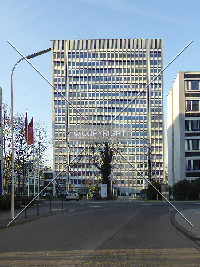 Hochhaus im Tulpenfeld by Nephilim
