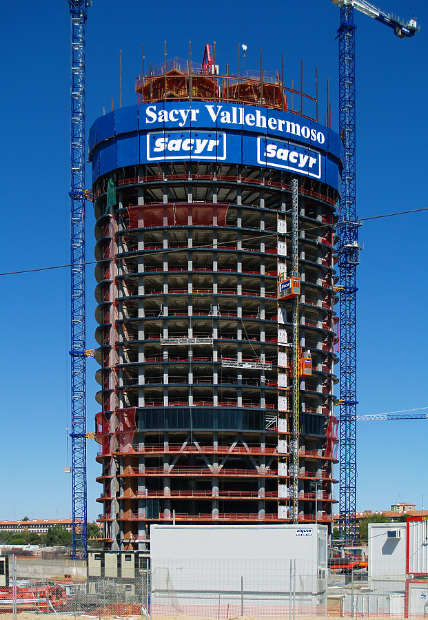 Torre Sacyr Vallehermoso by Cesar Serrano