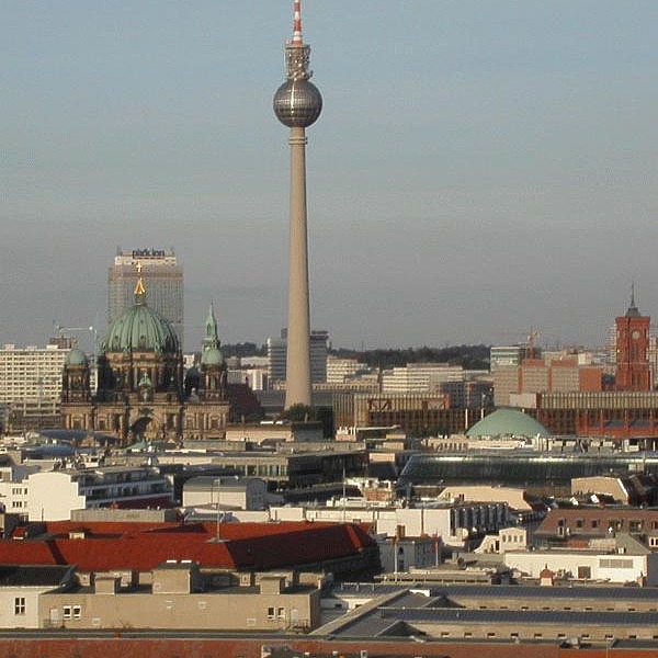 Berliner Fernsehturm by Cesar Serrano