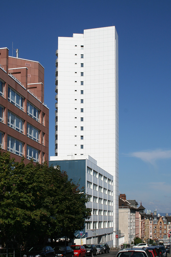 Hainer Weg 24 by Daniel Kieckhefer