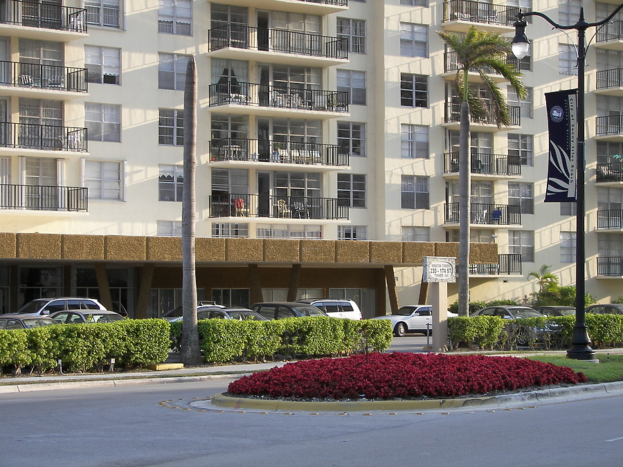 Winston Towers 300 by Rodney Gunn