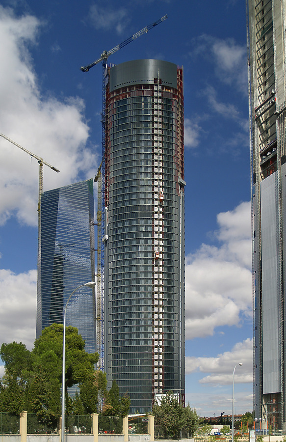 Torre Sacyr Vallehermoso by Cesar Serrano