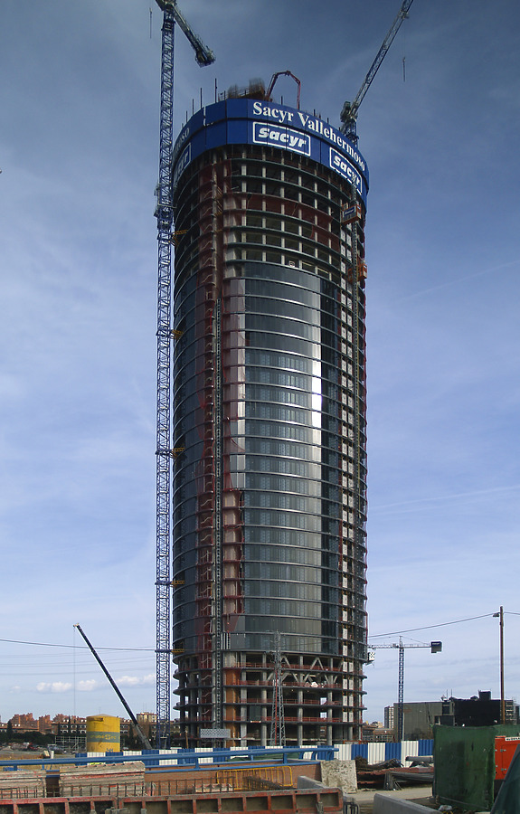 Torre Sacyr Vallehermoso by Cesar Serrano