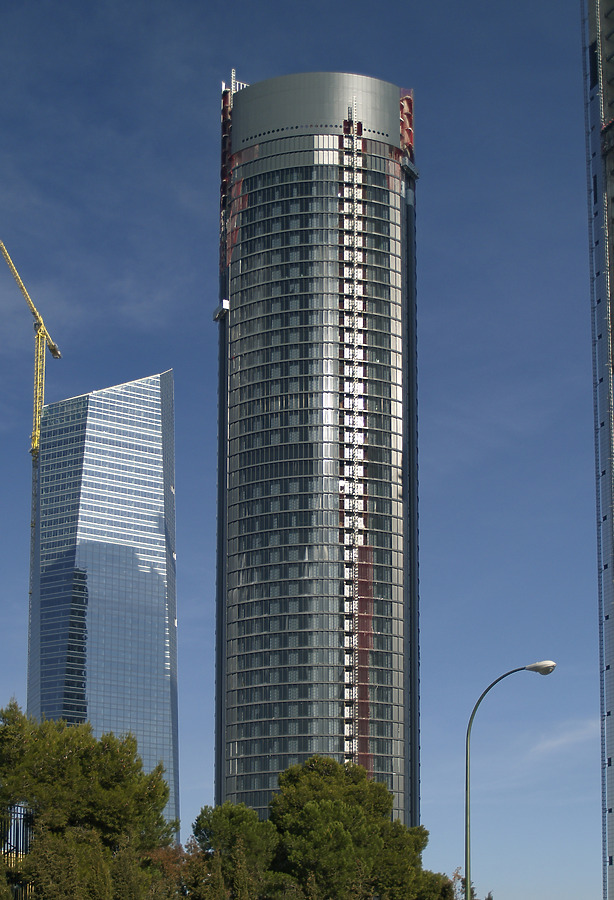 Torre Sacyr Vallehermoso by Cesar Serrano