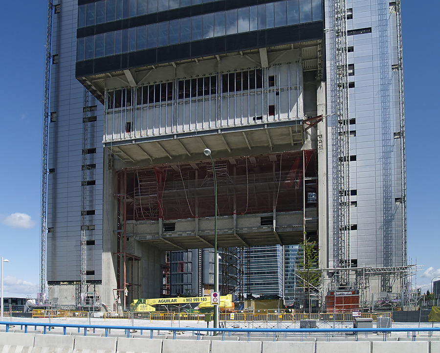 Torre Caja Madrid by Cesar Serrano