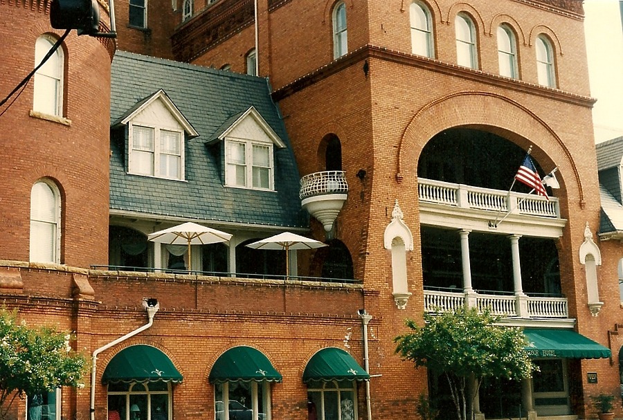 Windsor Hotel by Rodney Gunn