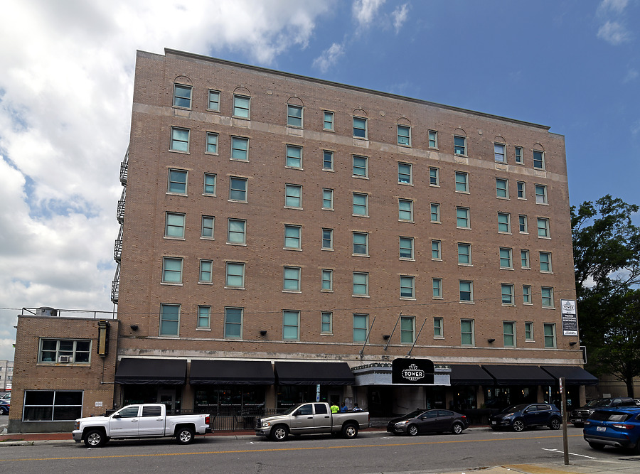 Hawthorn at the Governor Dinwiddie by John W. Cahill