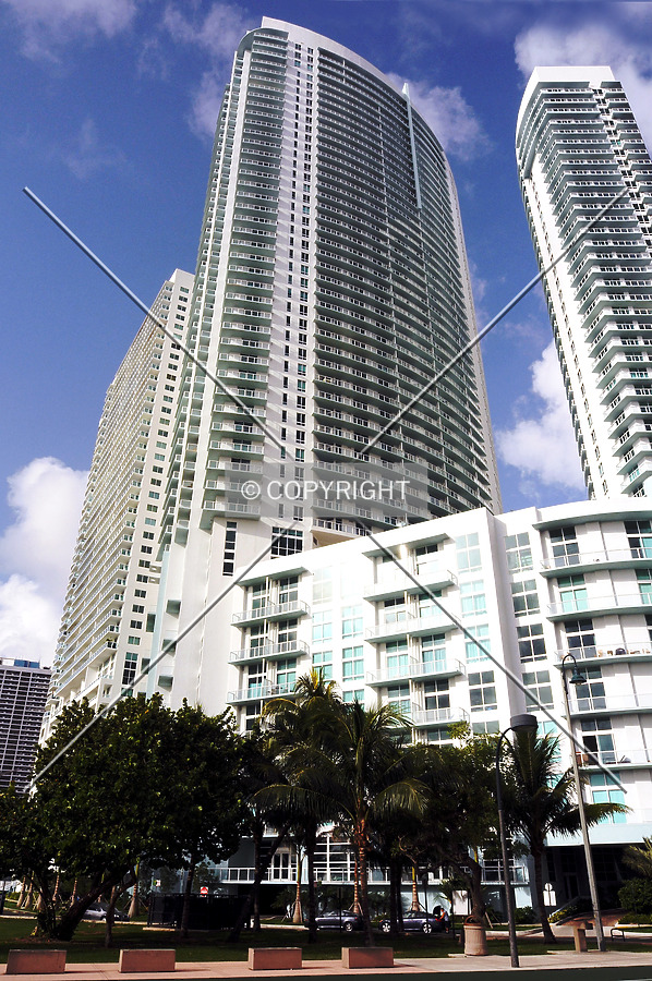 Quantum on the Bay South Tower by Jorge Molina