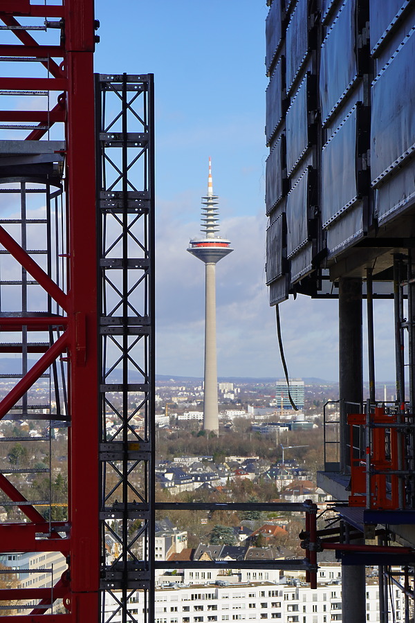 Senckenberg-Turm by Rick Rieck