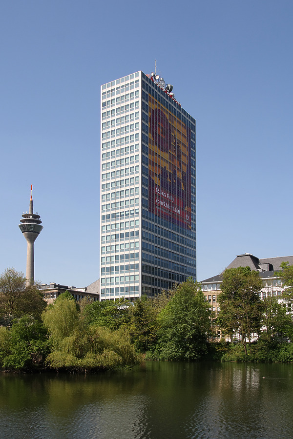 Vodafone-Hochhaus by Michiel van Dijk
