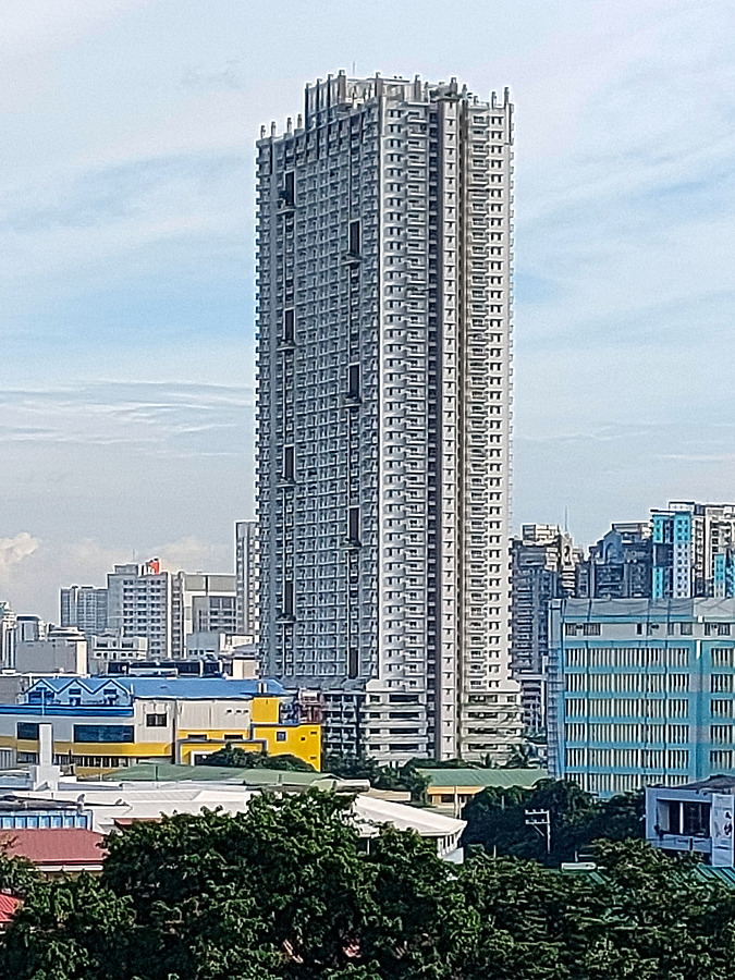 Torre de Manila by Daniel Kieckhefer