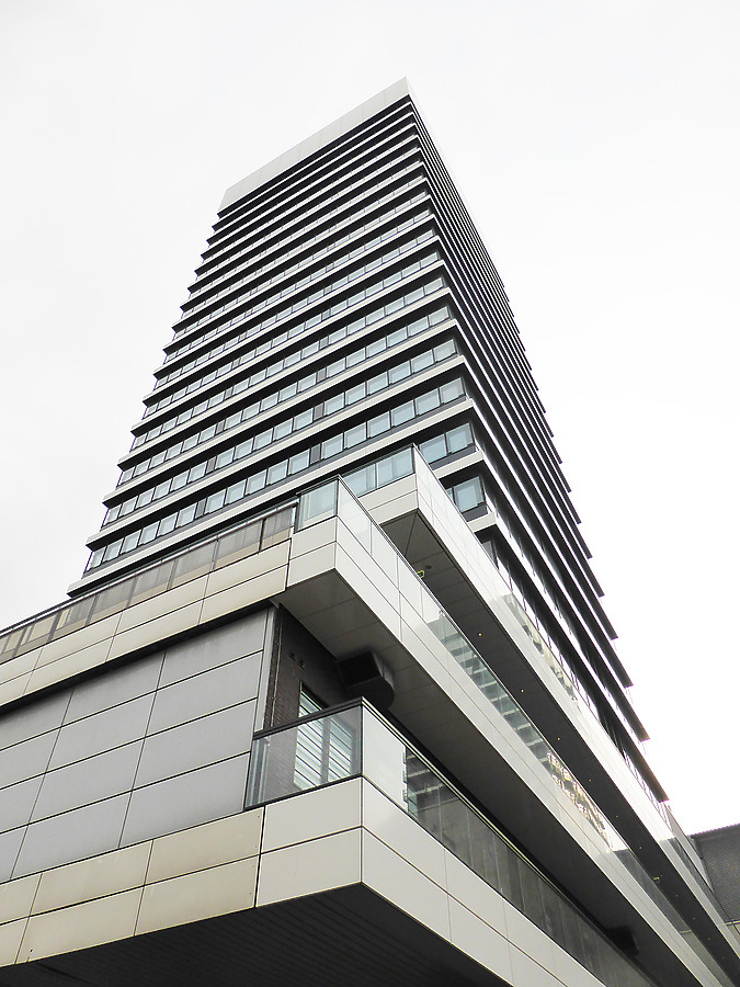Mundsburg Office Tower by Der Hamburger