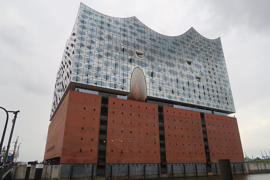 Elbphilharmonie by Judikaƫl Ninon