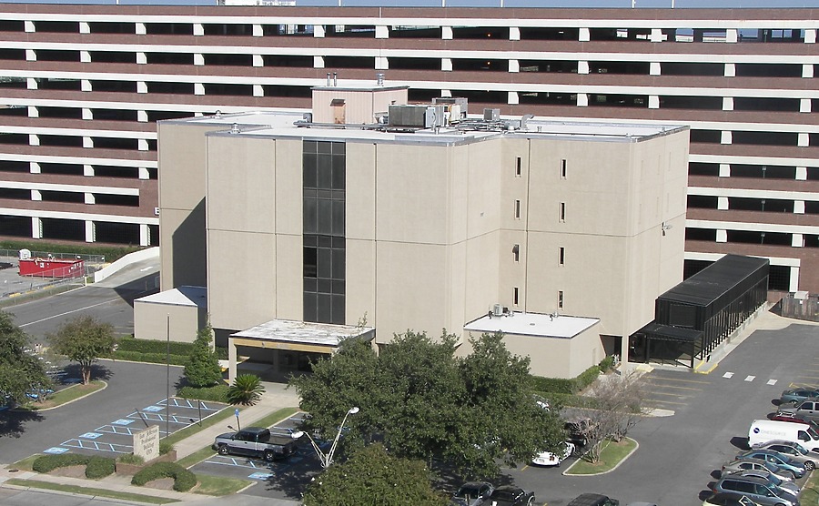 East Jefferson Professional Building by Rodney Gunn