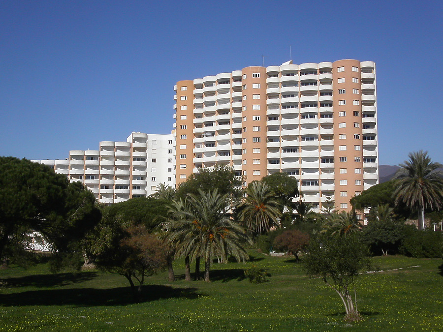 Edificio Coronada by Cesar Serrano