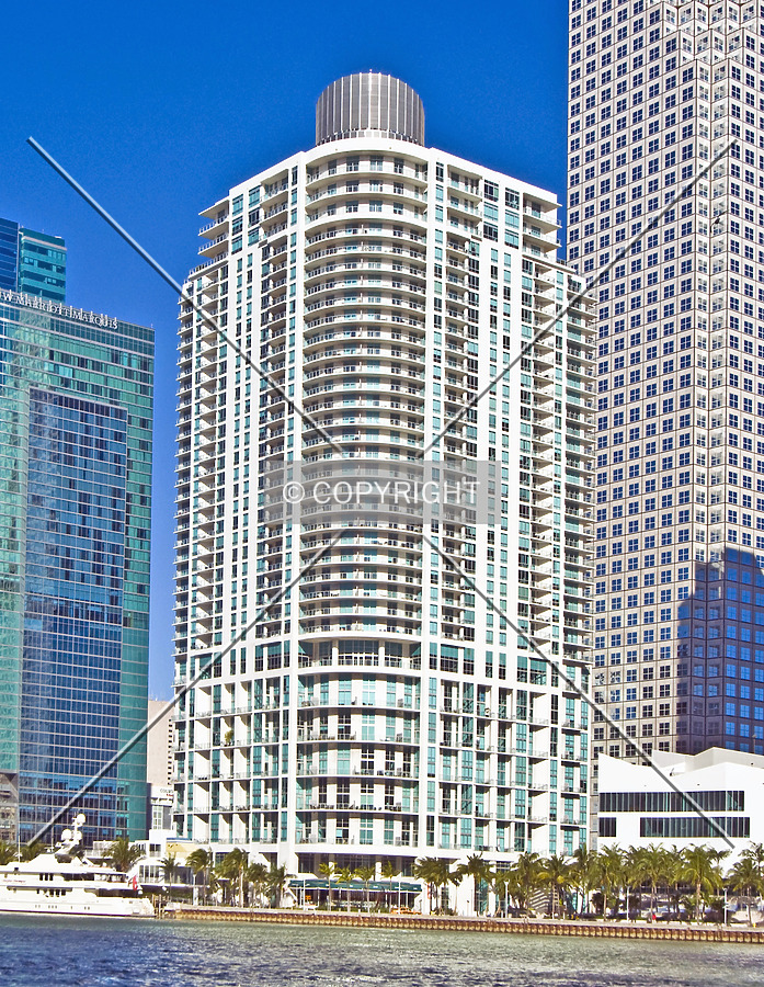 Met 1 by Jorge Molina