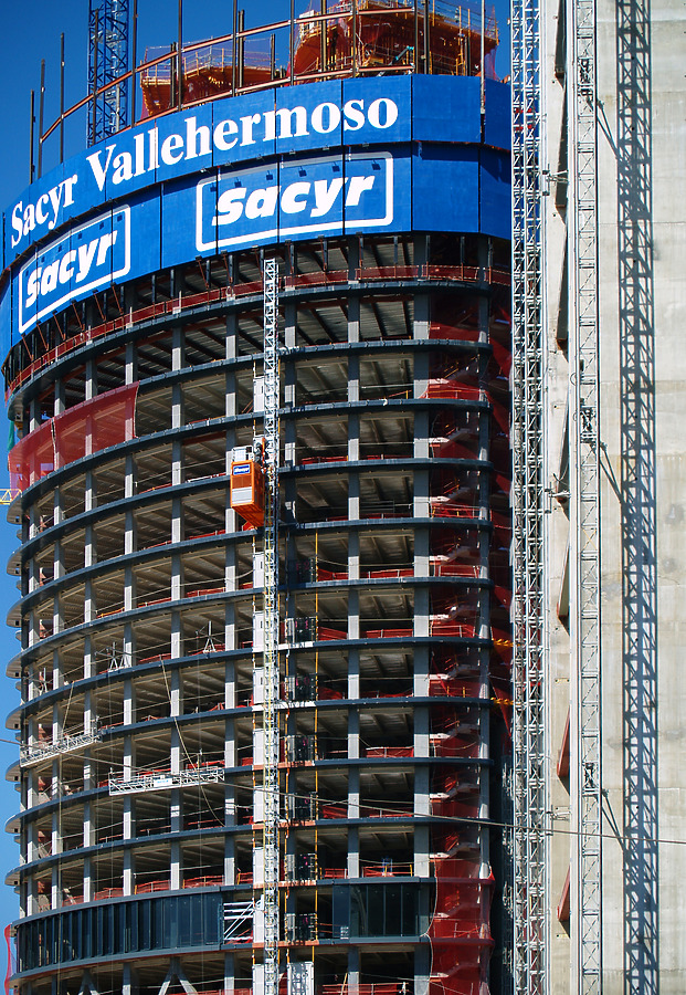 Torre Sacyr Vallehermoso by Cesar Serrano