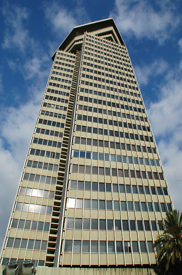 Edificio Colón by John Bek