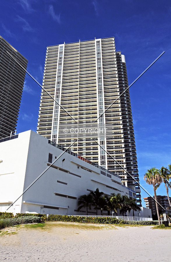 The Beach Club Tower 3 by Jorge Molina