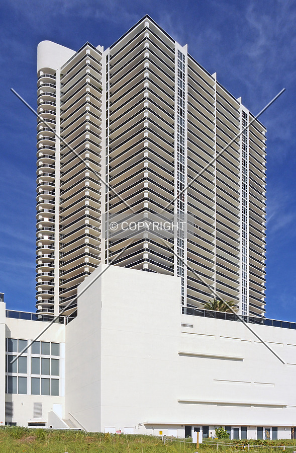 The Beach Club Tower 3 by Jorge Molina