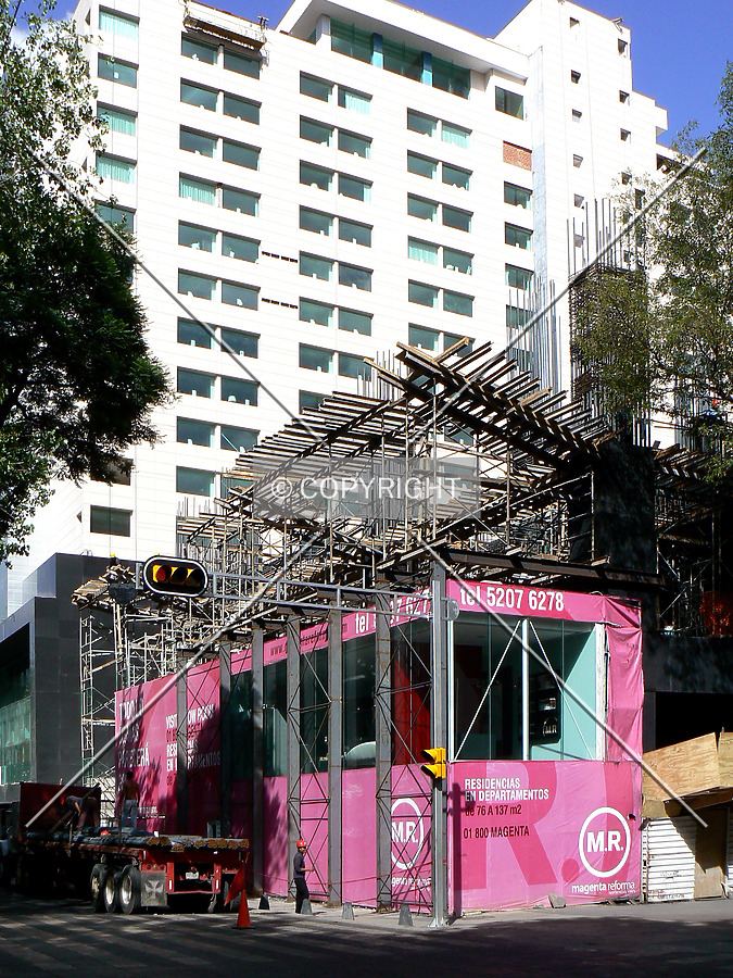Magenta Reforma by Luis Ibáñez