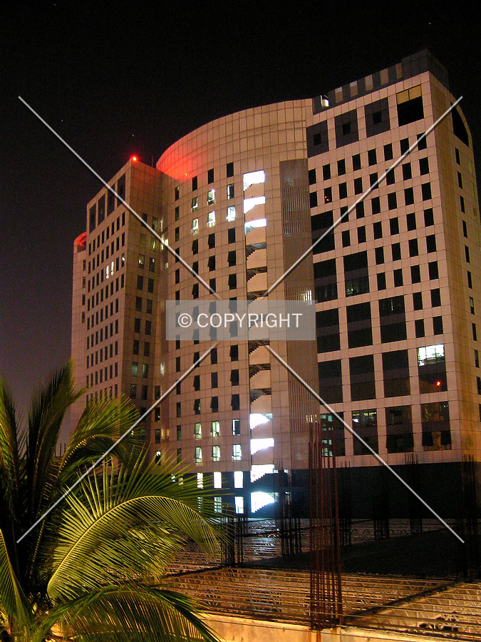 Torre Empresarial by Luis Ibáñez