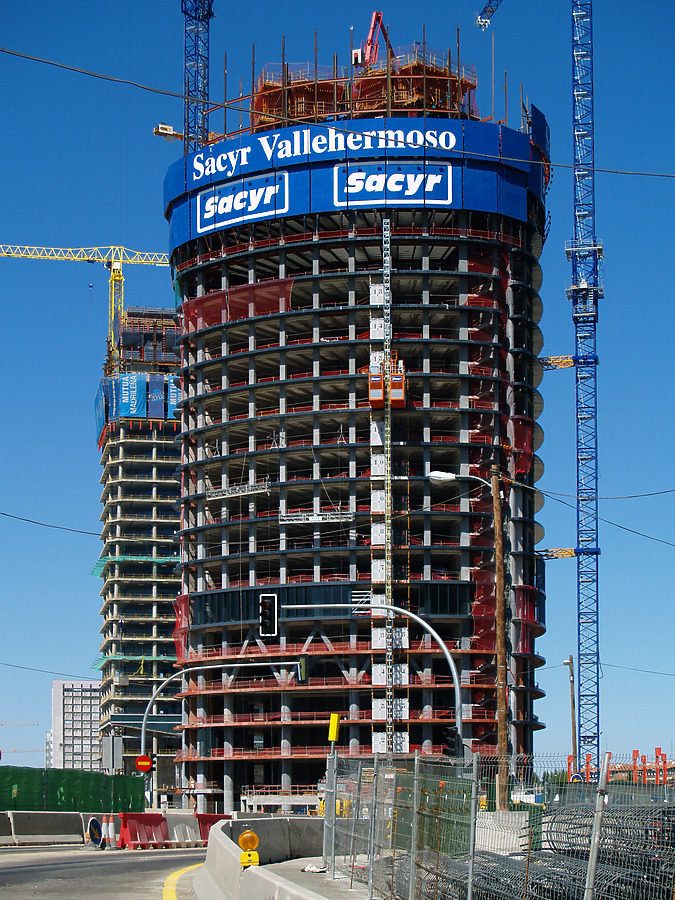 Torre Sacyr Vallehermoso by Cesar Serrano