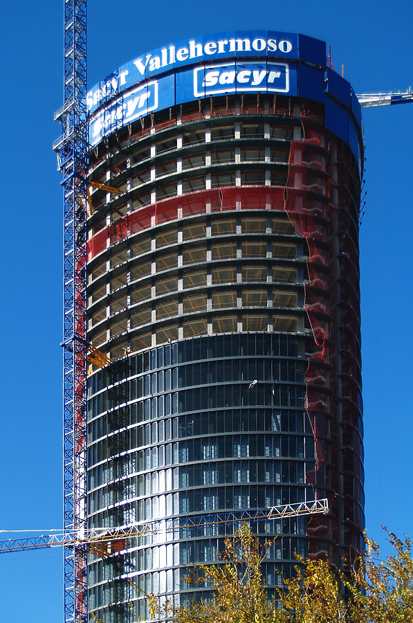 Torre Sacyr Vallehermoso by Cesar Serrano
