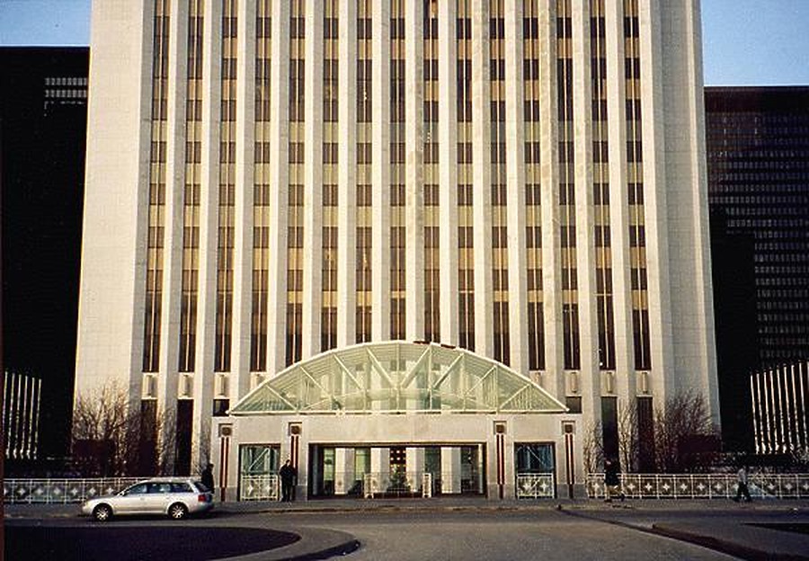 Aon Center by Nate Lindsey
