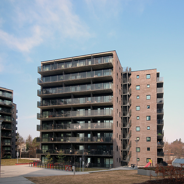 John Strandruds vei 1-5 by Kjetil Balog