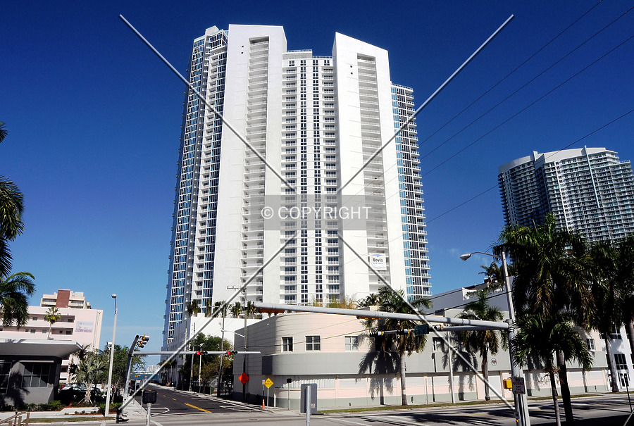 Paramount Bay at Edgewater Square by Jorge Molina