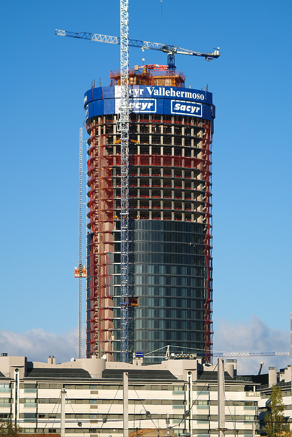 Torre Sacyr Vallehermoso by Cesar Serrano